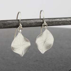 Mini leaf earrings - silver