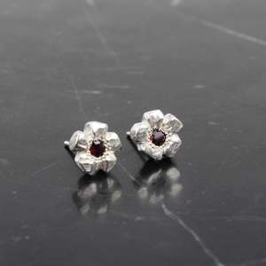Flower Studs - red garnet