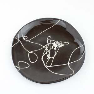 Marita Green: Squiggle Cake Plate - black