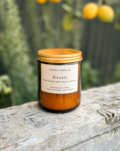 Products: RITUALS florals / sea salt / green leaves / tonka bean Kindly Candles