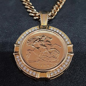 Sovereign: 22ct Half Coin Sovereign Pendant w 0.3 ct Diamonds