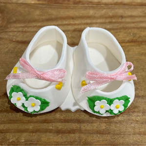 Bake Boss: Baby booties sugar icing cake decoration White with pink bows