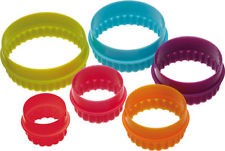 Dline: Set 6 round coloured cutters plain and scalloped edges