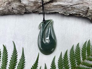 Greenstone: Large Greenstone Nephrite Jade Hei Matau Fish Hook Pendant E052 – 55×30mm with Gift Box