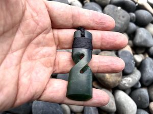 Greenstone: Toki-Twist Greenstone Nephrite Jade Pendant – 60×20mm Matte Polished Maori Carving