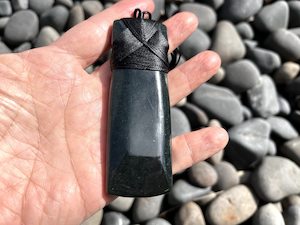 Lashed Dark Green Greenstone Nephrite Jade Maori Toki X-Long Pendant – 97mm, H&hellip;