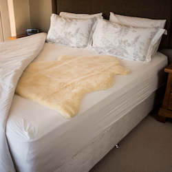 Medical Sheepskins Bedding: Bowron FleeceEase Medical Sheepskin (XL pelt)
