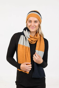 Accessories: Travel scarf