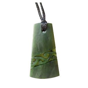 Greenstone: Mana NZ Wedge shaped greenstone pendant with diagonal pattern (4cm)