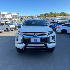 Nudge Bars: Nudge bar (Compatible Front Sensors) Medium Size Triton 2019-2023