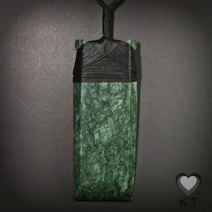 Green Mapere Toki - Large Kowhatu Taonga