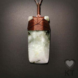 Calacatta Mapere Toki - Medium Kowhatu Taonga