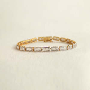 Frontpage: 4.65ct Baguette-Cut Lab-Grown Diamond Tennis Bracelet in Yellow Gold