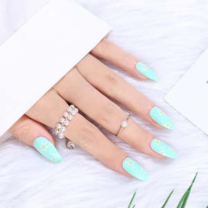 Press on nails: Daisy Daze