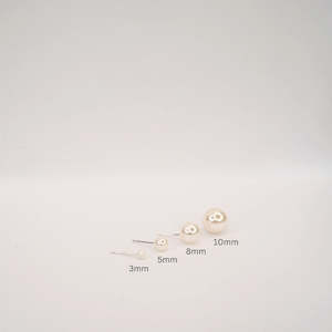 Essential pearl studs