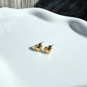Gold All: Golden heart studs