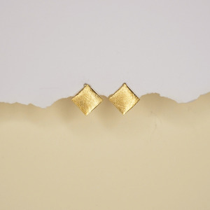 Gold All: Scratch square studs
