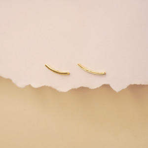 Gold Earrings Studsall: Golden arc studs