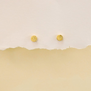 Gold Earrings Studsall: Scratch circle studs