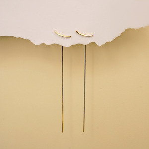 Gold Earrings Studsall: Golden arcs flow drops