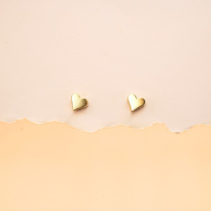 Gold Earrings Studsall: Classic heart studs