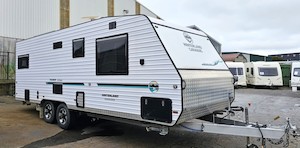 Caravans: 2018 Hinterland 22’6″ CLUB LOUNGE / CENTRE BATHROOM / SEMI OFF-ROAD / TWIN AXLE / 4-BERTH / QUEEN ISLAND BED / AWNING / SOLAR / 2 X FRESH WATER TANKS JUST LANDED IN NZ, COMING SOON