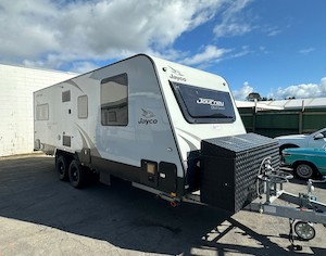 Caravans: 2022 Jayco Journey Outback 22.65-3 Outback – OFF-ROAD INDEPENDENT SUSPENSION / REAR CLUB LOUNGE / 4-BERTH / CENTRE BATHROOM / TWIN AXLE / QUEEN ISLAND BED / SOLAR / 2 X FRESH & GREY WATER TANKS / ELECTRIC AWNING COMING SOON, CALL TO ENQUIRE