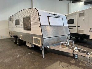 Caravans: 2010 Sunrise 22ft SEMI OFF-ROAD / TWIN AXLE / CLUB LOUNGE / QUEEN ISLAND BED / AWNING / UNDER FLOOR FRESH WATER / FULL FRIDGE / FULL ENSUITE / SOLAR JUST LANDED, FINANCE AVAIL