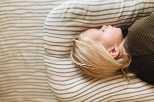 Muslin Fitted Bassinet Sheets: Fitted Bassinet Sheet | Moss Stripe