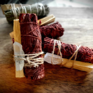 Smudge Sticks: Dragon blood sage kit ( With Palo santo )