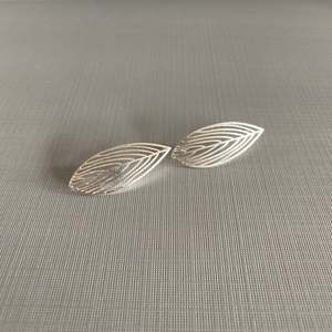 Silver Outline Leaf Earrings - AUB10