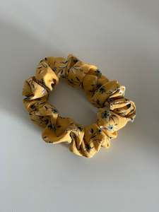 Products: Mini scrunchie / Mustard floral