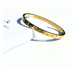 Bracelets: Vogue Bangle| Gold