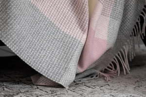 Products: Cashmere Lambswool Throw Rose Foxford