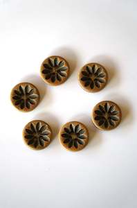 Notions: Dark Wooden Flowers - 4 holes