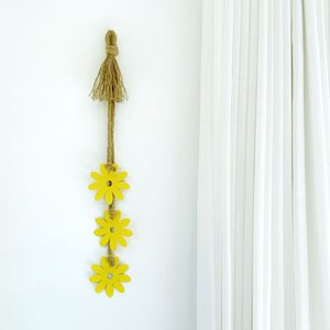 daisy wall hanging | yellow