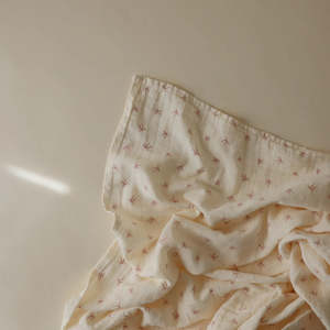 Gift Inspiration Baby: Mushie | Organic Cotton Muslin Swaddle - Bow