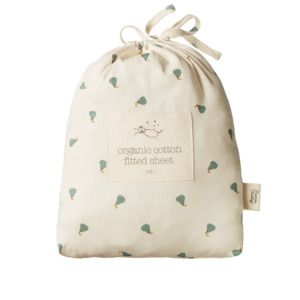 Bedtime: FITTED SHEET JERSEY - Petite Pear Print - Cot | Nature Baby