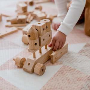 Play: Q Toys | Natural Wood Construction Set