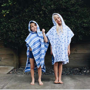 Kids Towels And Ponchos: Kids Hooded Poncho - White with Blue Dot