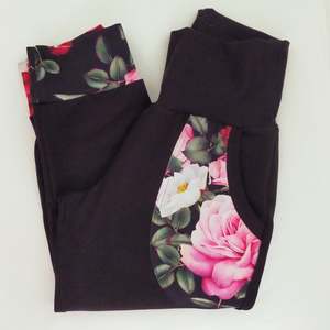 Womans Ready To Post Clothes: RTS** Size 10 Woman's Black 3/4 Joggers With Floral Pockets!