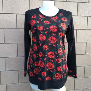 Womans Ready To Post Clothes: Sz 18/20 Woman's Black and Red Floral Raglan Top