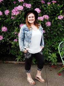 Womans Joggers 1: Woman's Black 3/4 Joggers With Pockets! Black Floral