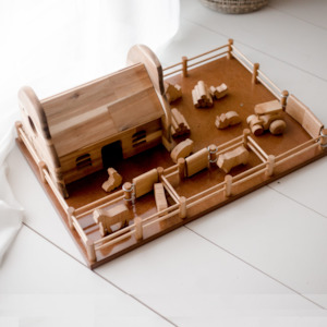 Q Toys: Solid Wooden Farm Barn