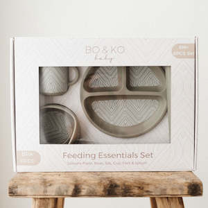 Te Reo Maori: Essentials Feeding Set | Khaki