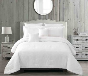 BRAND NEW 7 p OVERSIZED COMFORTER set with CROCHET