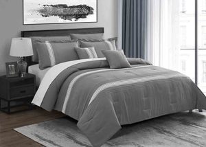 BRAND NEW 7 p OVERSIZED COMFORTER set with CROCHET