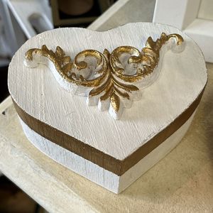 Jewellery Boxes: White & Gold Heart Jewellery Box