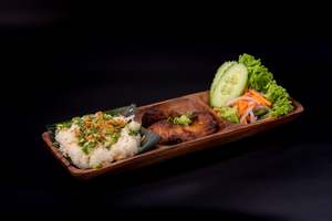 R13 - GRILLED CHICKEN ON STICKY RICE