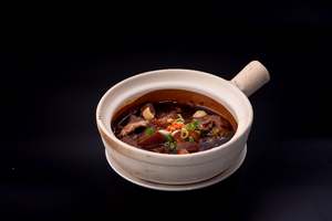 Main Beef Pork: M16 - CARAMELISED PORK BELLY IN CLAY POT